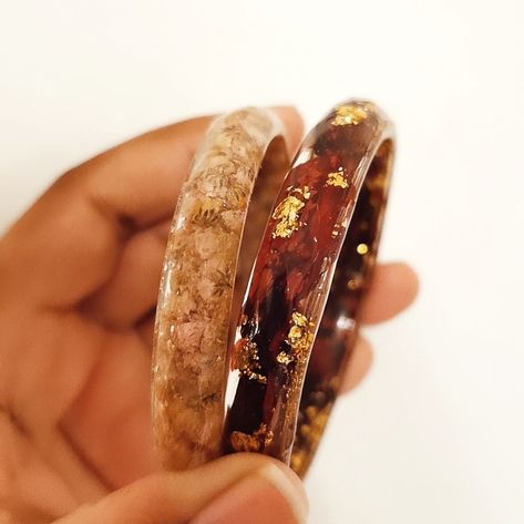 Resin bangles made with rose petals, baby's breath and gold foil Resin Gifts, Floral Resin, Resin Bangles, Bangles Making, Baby's Breath, Rose Petals, Gold Foil, Foil, Bangles