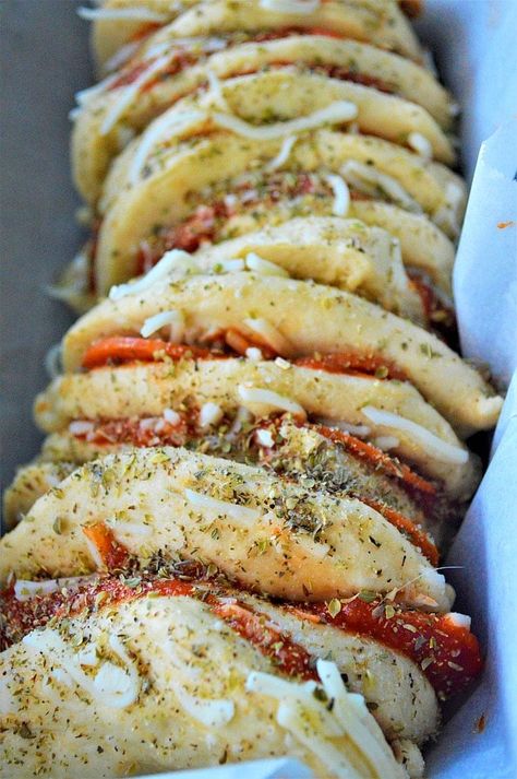 Pizza bread using refrigerated biscuits is so easy to make, and a hit for snack or a quick meal! Add pepperoni or just cheese and enjoy! #pullapartbread #pizza #pizzabread #refrigeratedbiscuits #pullapartpizzabread Mexican Pizza Casserole, Homemade Hot Pockets, Pull Apart Pizza, Pull Apart Pizza Bread, Bagel Chips, Kid Recipes, Pizza Casserole, Pull Apart Bread, Pizza Rolls