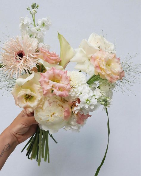 Pink Arrangements, Coral Bridal Bouquet, Bouquet Styles, Bridal Bouquet Coral, Simple Wedding Bouquets, Bridesmaid Bouquet White, Luxury Flower Bouquets, Boquette Flowers, Flower Guide