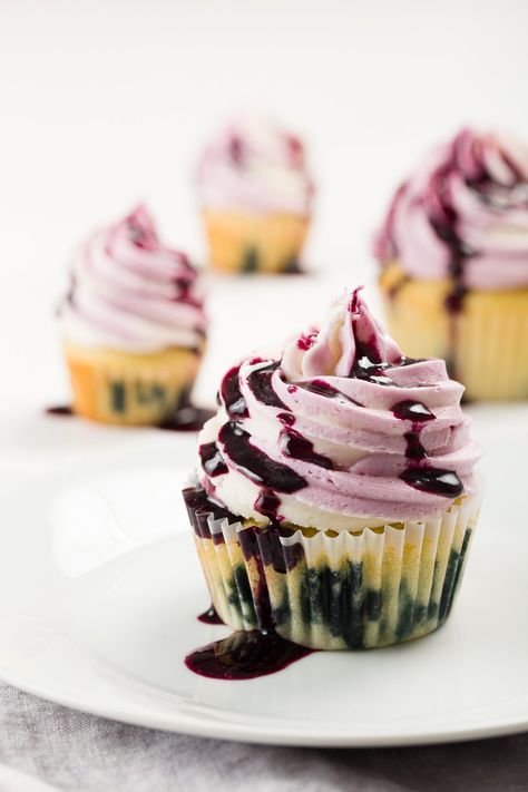 These fresh blueberry cupcakes are loaded with berries and are topped with a blueberry frosting swirled with vanilla! Super moist and bursting with flavor! Blueberry Cupcakes Recipe, Blueberry Frosting, Cupcake Project, Blueberry Cupcakes, Trifle Pudding, Homemade Snickers, Blueberry Sauce, Cupcake Flavors, Easy No Bake Desserts