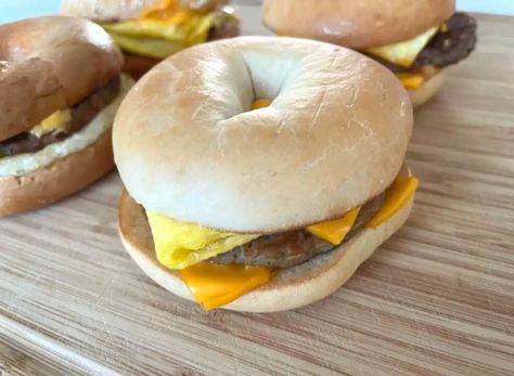 Craving McDonald's bagels for breakfast? Then you'll surely love this incredibly easy recipe for a McDonald's style breakfast bagel with sausage and eggs! Breakfast Bagel Recipe, Mcdonald's Breakfast, Sausage And Eggs, Vegan Mcdonalds, Egg Bagel, Bagel Breakfast Sandwich, Mcdonalds Breakfast, Cheese Bagels, Sausage Sandwiches