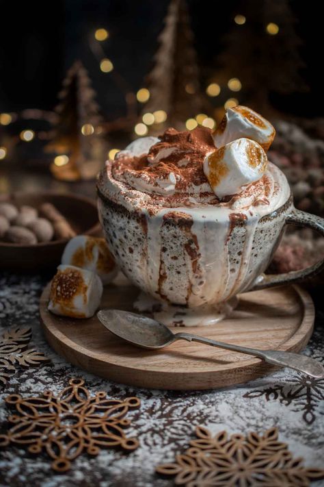 Christmas hot chocolate on a wooden plate with christmas lights in the background. Thick And Creamy Hot Chocolate, Instant Hot Chocolate, Italian Hot Chocolate, Hot Chocolate Toppings, Spicy Hot Chocolate, Gingerbread Hot Chocolate, Creamy Hot Chocolate, How To Make Gingerbread, Homemade Hot Cocoa