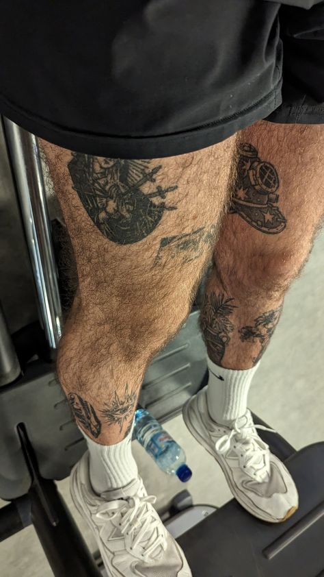 #tattoo #art #happysocks #socks #style #blackandwhite #bw #Legs #legstattoo Male Leg Tattoos, Gym Tattoo, Tattoo Male, Tattooed People, Socks Style, Tattoo People, Leg Tattoo Men, Leg Tattoo, Body Drawing