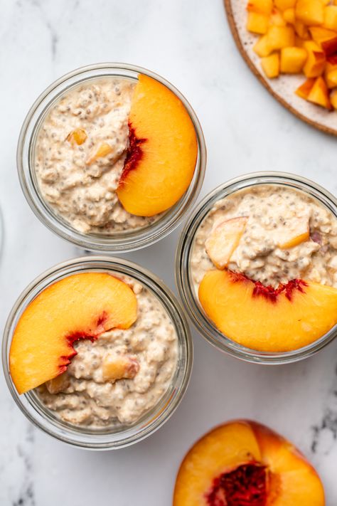 Peaches And Cream Overnight Oats, Strawberries And Cream Oatmeal, Savoury Breakfast, Oatmeal Vegan, Oatmeal Bowl, Vegan Overnight Oats, Breakfast Recipies, Oat Recipes Healthy, Overnight Oats Recipe Healthy