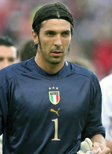 Gianluigi Buffon Soccer Players Haircuts, Football Hairstyles, Italy Soccer, Good Soccer Players, Arsenal Football, Juventus Fc, Sport Player, Sports Hero, Soccer World