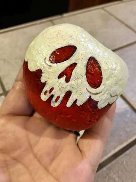 Red Rock Painting Ideas, Goth Rock Painting, Simple Halloween Rock Painting Ideas, Scary Rock Painting, Apple Rock Painting, Poison Apple Painting, Spooky Rock Painting, Fall Painted Rocks Ideas, Skull Rock Painting