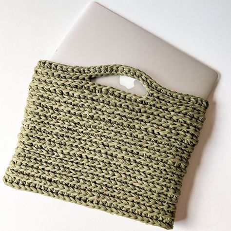 Fun Crochet Laptop Sleeve — bags by bento Knit Laptop Case, Crochet Computer Bag, Computer Bag Diy, Crochet Ipad Cover, Crochet Laptop Sleeve, Crochet Laptop Case, Easy Crochet Headbands, Crochet Tote Pattern, Woolen Craft