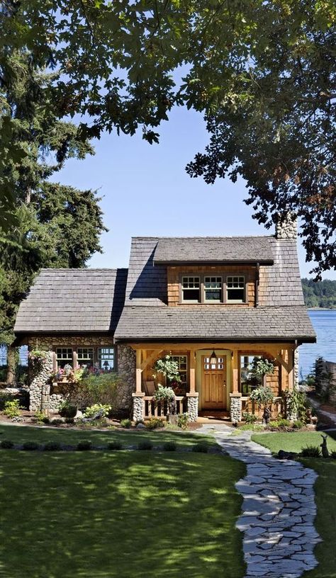 Cottage House Exterior, Lake Houses Exterior, Lake House Interior, Small Cottage Homes, Small Cottages, Cottage Exterior, Casas Coloniales, Lake Cottage, Dream Cottage