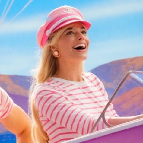 Barbie (2023) Barbie And Ken Matching Pfp Movie, Barbie Couple Icon, Barbie And Ken Matching Pfp, Barbie Matching Pfp, Ken Icons Barbie Movie, Barbie Movie Ryan Gosling, Barbie Movie Scenes 2023, Pink Hat, Ryan Gosling