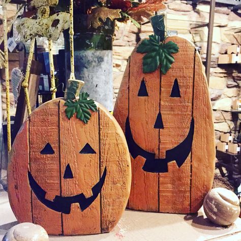 Tire Pumpkins, Pumpkin Made From Pallets, Pallet Wood Halloween Decorations, Halloween Decorations Wood, Diy Wood Jack O Lantern, Day Bed Room, Wood Jack O Lantern, Pumpkin From Pallet Wood, Diy Wooden Jack O Lantern