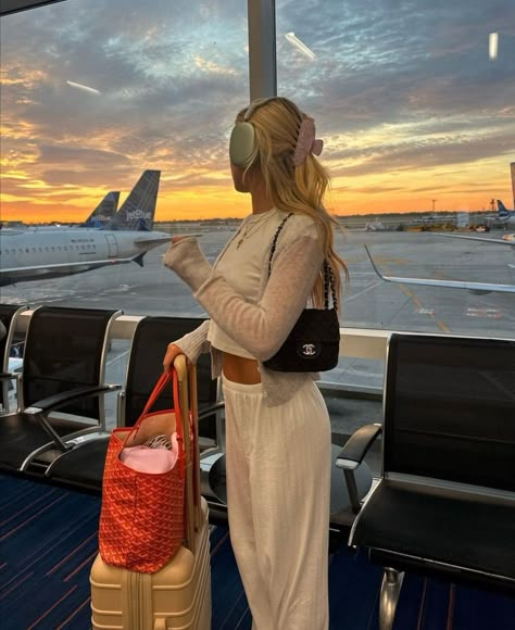 Airport Outfit Summer, Airport Vibes, Flights Not Feelings, Airport Pictures, Airport Aesthetic, Belitung, Catch Flights, Travel Picture Ideas, Airport Fits