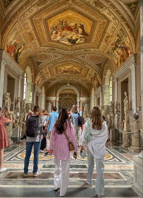 Rome Italy Architecture, Art Museum Italy, Museum In Italy, Summer Rome Aesthetic, Rome Vatican Museum, Eroupe Travel Aesthetic, Italian Art Museum, Outfits For A Museum, Rome Vacation Aesthetic