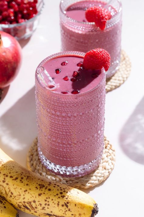 Get ready to jumpstart your day with this sweet and healthy pink pomegranate smoothie! This smoothie is a delicious and nutritious way to start your day with a boost of energy. Packed with vitamins and antioxidants from the pomegranate and berries, this smoothie is sure to leave you feeling energized and refreshed. Enjoy it as a snack or a meal replacement. Healthy Pink Snacks, Pink Healthy Food, Pink Breakfast, Pomegranate Smoothie, Lemon Cupcake Recipe, Pink Juice, Healthy Beverages, Cream Cheese Sugar Cookies, Pink Smoothie