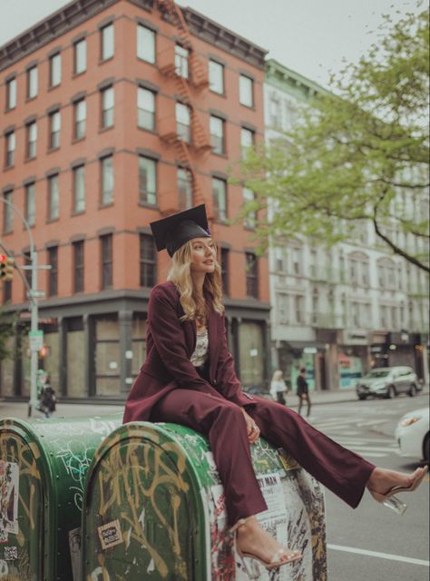 2023 College Graduation Pictures, Cool Graduation Photoshoot, Grad Pic Dress, Cute Poses For Graduation Pictures, Street Graduation Pictures, Journalism Senior Pictures, Cool College Graduation Pictures, College Photoshoot Ideas Senior Photos, Unique Graduation Photoshoot Ideas