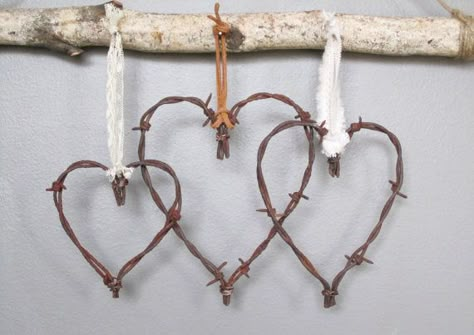 Barbed Wire Valentine Heart by oldcrowantiques on Etsy, Barbed Wire Decor, Barb Wire Crafts, Barbed Wire Art, Wire Heart, Horseshoe Crafts, Valentines Decor, Deco Nature, Rustic Crafts, Horseshoe Art