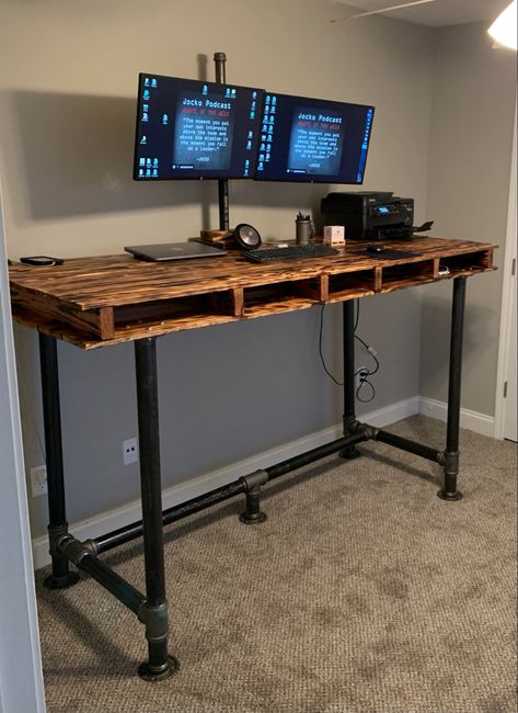 Tall Computer Desk, Diy Tall Desk, Steel Pipe Projects Ideas, Plumbing Pipe Table, Corner Pipe Desk, Industrial Pc Desk, Pallet Computer Desk, Pipe And Wood Desk, Pipe Desk Legs