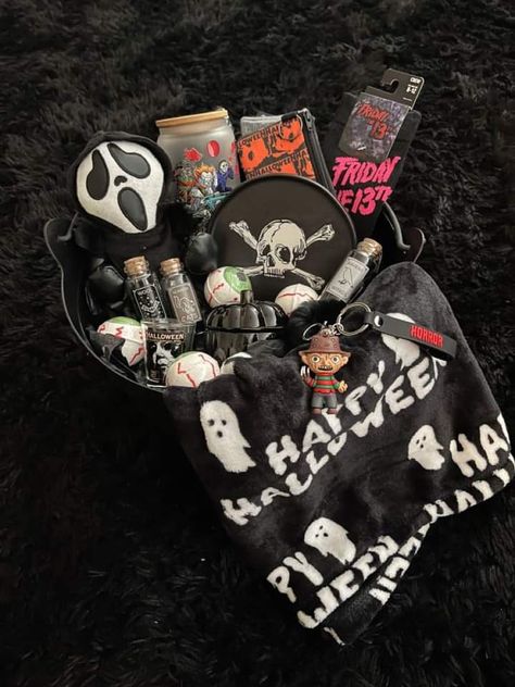 Horror Basket Ideas, Halloween Couple Basket, Emo Gift Basket, Spooky Gift Ideas, Goth Easter Basket, Boo Baskets For Girlfriend, Goth Gift Basket, Halloween Boo Basket Ideas For Boyfriend, Halloween Basket Ideas For Girlfriend