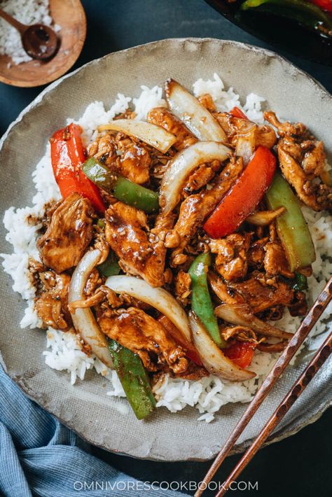 An easy black pepper chicken with juicy tender chicken, crisp vegetables and a rich savory black pepper sauce. It takes no time to put together and tastes better than your usual Chinese restaurant takeout! {Gluten-Free Adaptable} Chicken Bell Pepper Dinner, Healthy Black Pepper Chicken Recipe, Asian Chicken Bell Pepper Recipes, Chicken Bell Pepper Rice Recipes, Quick Meals For Lunch At Work, Slow Cooker Black Pepper Chicken, Recipes With Chicken Peppers And Onions, Green Pepper Chicken Recipe, Cracked Black Pepper Chicken