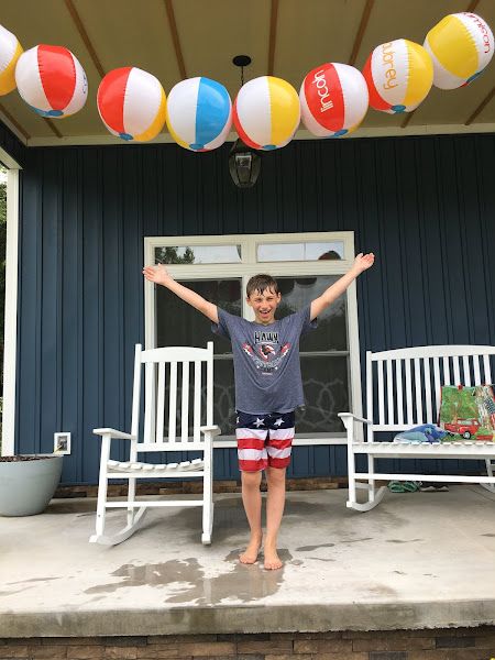 Beach Ball Party Favor Beach Ball Garland Diy, Beach Ball Party, Banner Tutorial, Cupcake Birthday Party, Simple Birthday Party, Colorful Birthday Party, Easy Birthday, Diy Tie, Diy Rainbow