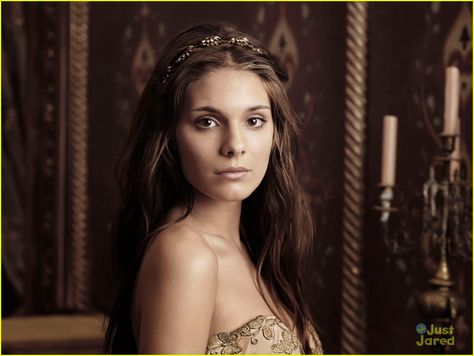 Kenna is one of the Ladies-in-waiting and close friend of Mary Stuart, along with Greer, Lola and Aylee. She is portrayed by the Australian actress Caitlin Stasey. #ReignSeason1 Kenna Reign, All Cheerleaders Die, Reign Cast, Lady Kenna, Caitlin Stasey, Reign Tv Show, Marie Stuart, Reign Fashion, Bindi Irwin