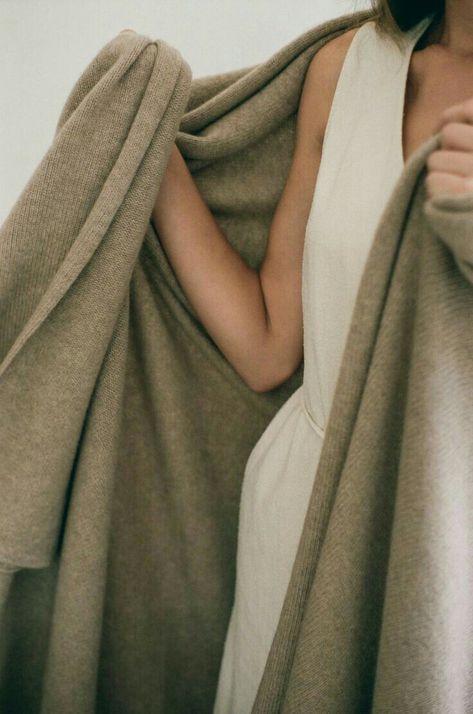 Cashmere Aesthetic, Minimalist Street Style, Models Off Duty Style, Cashmere Throw, Homewear Fashion, Knit Blanket, Looks Street Style, Models Off Duty, Knitted Blankets