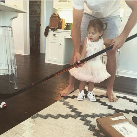 Tj oshie and lyla oshie playing hockey Dad Aesthetic, Hockey Wife, Hockey Girlfriend, Hockey Baby, Playing For Keeps, Hockey Life, Nhl Players, Future Mom, Hockey Mom