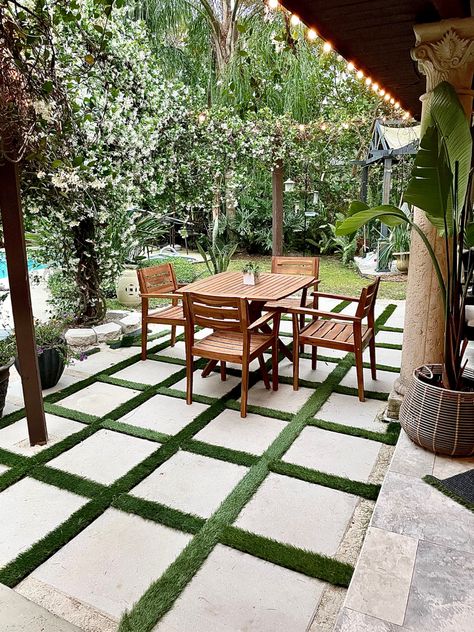 Backyard Lawn Ideas, Artificial Turf Backyard, Turf Backyard, Lawn Ideas, Pavers Backyard, Modern Backyard Landscaping, Backyard Garden Landscape, Backyard Lawn, Exterior Bloxburg