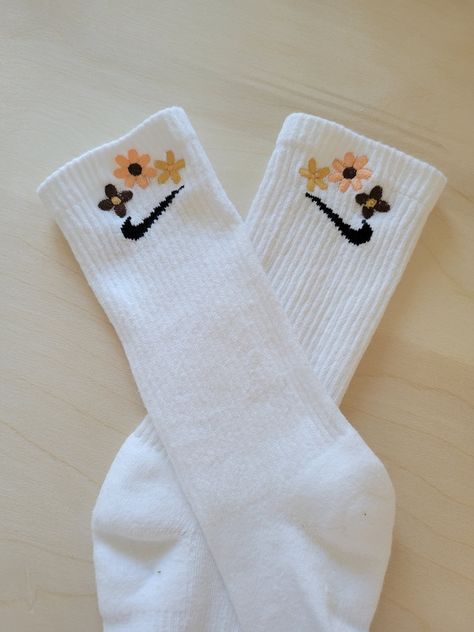 Floral Embroidery Flower Socks Custom Crew Socks for Women Trendy Sock Embroidery - Etsy Flower Nike Socks, Nike Sock Embroidery Ideas, Preppy Nike Socks, Embroidery Nike Socks, Embroidered Nike Socks, Cute Aesthetic Things To Buy, Cute Nike Socks, Nike Socks Aesthetic, Ideas For Christmas Presents