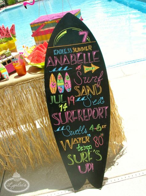 Surfboard Party Decor, Beach Decorating Ideas For Party, Hawai Party, Tropisk Fest, Party Chalkboard, Hawaii Theme, Hawaiian Party Theme, Tropical Birthday Party, Surf Party