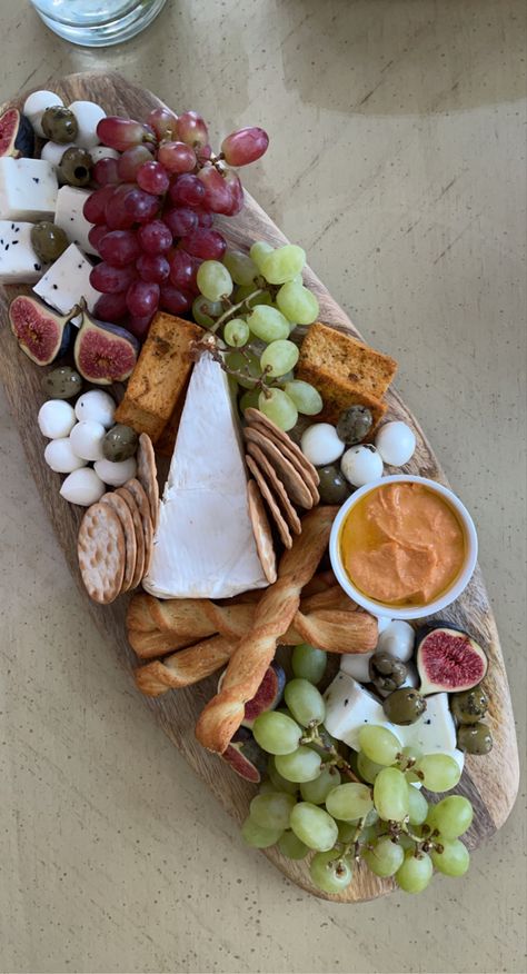 Cheese And Meet Plate, Cheese Board No Meat, Cheese Platers Ideas Simple, No Meat Charcuterie Board, Charcuterie Board No Meat, Deli Platter, Cheese Plate Presentation, Cheese Platers, Cheese Platter Presentation