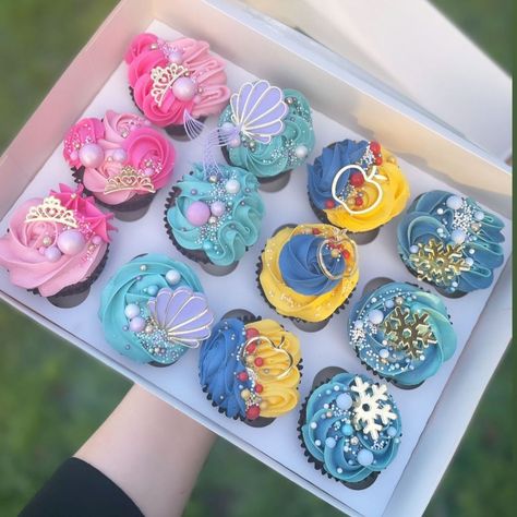 Disney Themed Cupcakes, Cupcakes Princesas, Cupcake Flowers, Cupcake Charms, Cakes And Cupcakes, Flower Cupcakes, Cute Cupcakes, Themed Cupcakes, Acrylic Charms