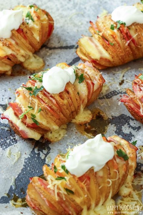 Loaded hasselback potatoes are the ultimate starter or side! Packed with cheese, bacon and topped with sour cream they will definitely satisfy your taste buds. Crispy Potato Recipes, Hasselback Potatoes, Potato Recipes Side Dishes, Loaded Baked Potatoes, Twice Baked Potatoes, Potatoes Recipe, Starters Recipes, Happy Foods, Bacon Cheese