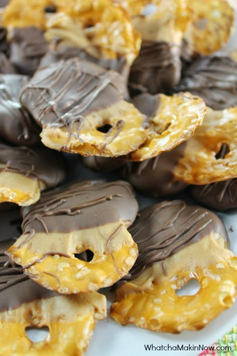 Double Dipped Pretzel Chips - (Reese's PB Chips and Chocolate Chips) - quick and easy treat for the Holidays! Chips And Chocolate, Pretzel Chips, Pretzel Crisps, Easy Treat, Covered Pretzels, Chocolate Covered Pretzels, Easy Treats, Yummy Sweets, How Sweet Eats