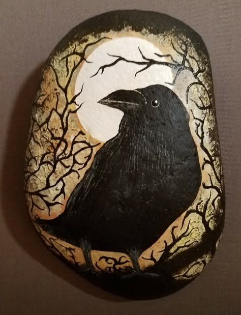 Crow blackbird painted rock Raven Painted Rock, Crow Rock Painting, Six Of Crows Painting Ideas, Rock Art Halloween, Rock Face Drawing, Fall Rock Painting Ideas, Scary Moon, Halloween Painted Rocks, Crow Painting