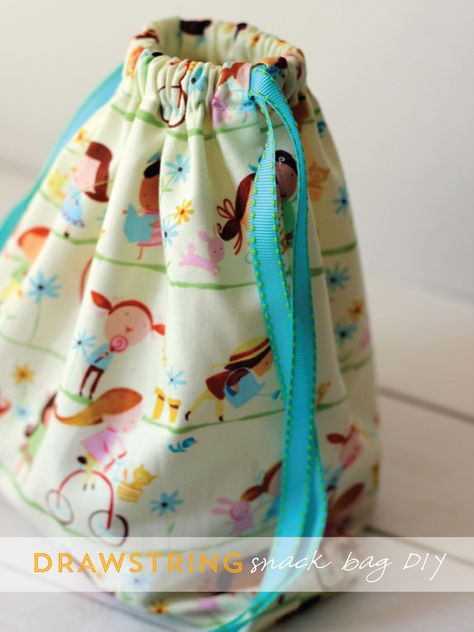 simple DIY sewing project: drawstring snack bag www.aliceandlois.com Pochette Diy, Sew Ins, Beginner Sewing Projects Easy, Fabric Baskets, Sewing Projects For Beginners, Easy Sewing Projects, Sewing Skills, Diy Sewing Projects, Love Sewing