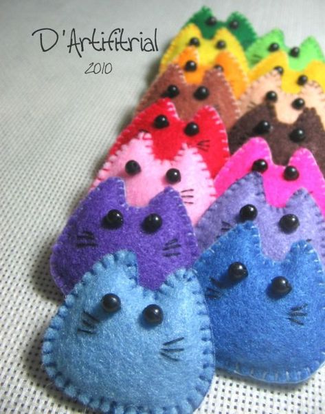 DIY IDEAS WITH FELT Felt Cats, Hadiah Diy, Diy Sy, Felt Crafts Christmas, Ideal Toys, Sewing Stuffed Animals, Felt Patterns, Felt Cat, Felt Brooch