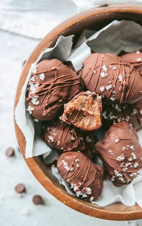 Salted Dark Chocolate Tahini Caramels are soft, chewy, and a holiday favorite. Ready for the best part? They are made with only five simple ingredients! Making traditional caramels involves boiling together water, sugar, and corn syrup until it reaches 320 degrees. Next, to give the caramels that signature velvety mouthfeel, butter, and heavy cream are added and then poured into a greased pan to cool. Lastly, cut the caramel into squares and enjoy.As you can see, making caramels a… Chocolate Tahini, Tahini Recipe, Cookie Dough Bars, Raw Chocolate, Baked Dessert Recipes, Caramel Flavoring, Chocolate Caramels, Vegan Treats, No Bake Cookies