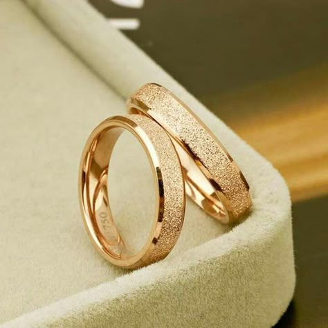 Wedding Rings Sets His And Hers Gold Couple, Wedding Ring Designs Couple, Ring Aesthetic Grunge, Gold Wedding Rings Couple, Couple Rings Design Unique, Rings Aesthetic Gold, Vintage Rings Gold, Ring Styles Engagement, Grunge Ring