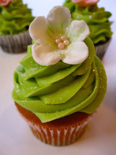 Green glitter cupcakes Green And Orange Wedding, Mini Dessert Shooters, Birthdays Cakes, Fairy Cupcakes, Dessert Shooters, Princesa Tiana, Glitter Cupcakes, Pretty Cupcakes, Creative Cupcakes