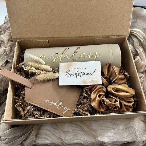 Destination proposal box  Includes  * tumbler  * luggage tag * scrunchie  * bottle opener  * personalized box Braidsmaid Proposal Gift, Bridesmaid Proposal Christmas Theme, Best Bridesmaid Proposal Ideas, Practical Bridesmaid Proposal, Bridesman Proposal Box Ideas, Bridesmaid Proposal Boho, Bridemaids Proposals Gift Ideas, Western Bridesmaid Proposal, Bridesmaid Boxes Proposal