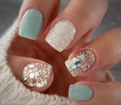 Nails With Accent Nail Glitter, Gel Powder Dip Nail Designs, Beach Nail Designs Dip, Spring Glitter Nails Sparkle, Summer Nails Glitter Sparkle, Glitter Accent Nails Ideas, Powder Dipped Nails Colors Summer, Elegant Beach Nails, Sparkly Summer Nails