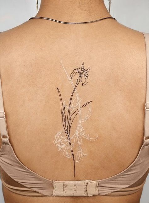 Detail Tattoo For Women, Tattoos In White Ink, Linework Neck Tattoo, Microrealism Tattoo Back, Beautiful Minimalist Tattoo, Soul Leaving Body Tattoo, White Ink Spine Tattoo, Low Neck Tattoo, Tattoo Scars Covering