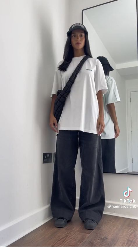 Oversized Tshirt Outfit, Oversize Tshirt Outfits, Tshirt Outfit, Current Styles, Tshirt Outfits, Model Fits, Urban Outfits, Casual Street Style, Casual Fits