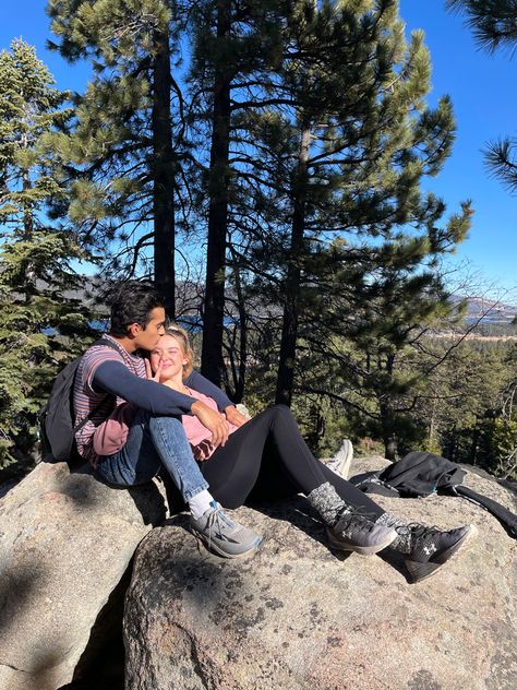 Couple goals travel yosemite inspo hiking boyfriend instagram Couple Goal Outdoor, Couples Hiking Outfit, Hiking Photo Ideas Couples, Couple Hiking Poses, Hiking Couple Pictures, Couple Hiking Pictures, Hiking Boyfriend, Hiking Couple Aesthetic, Couple Hiking Photos