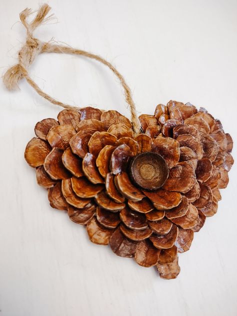 Cone Crafts For Christmas, Pinecone Art, Pine Cone Flower Wreath, Pine Cone Ornament, Pinecone Crafts Christmas, Pinecone Crafts, Painted Pinecones, Pine Cone Art, Acorn Crafts