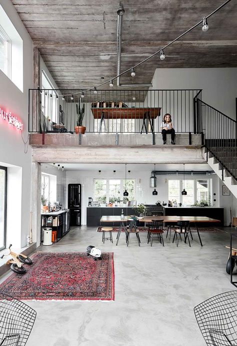 Concrete Mezzanine, Industrial Loft Design, Loft Designs, Casa Hobbit, Loft Home, Chic Loft, Loft House Design, Industrial Home Design, Rustic Home Interiors