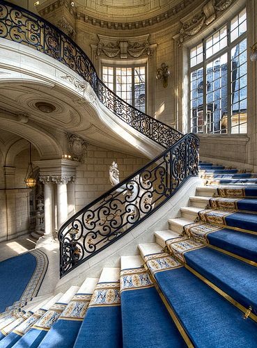 sweeping grand staircase with royal blue stairrunner, decor, decorate, entrance, entrance hall, entry, entryway, entry way, foyer, front hall, front door, hall, hallway, home, interior design, #interiors, modern, mudroom, mud room, parquet, stairwell, staircase, stair runner, stairs, stair hall Chateau Versailles, Take The Stairs, Lan Can, Chateau France, Stairway To Heaven, Grand Staircase, Jolie Photo, Classic Interior, Staircases