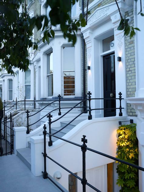 Chelsea House by Stephen Fletcher Architects Chelsea House London, London Houses, London Townhouse, Australian Interior Design, London Areas, House London, Chelsea London, Front Steps, House Deck