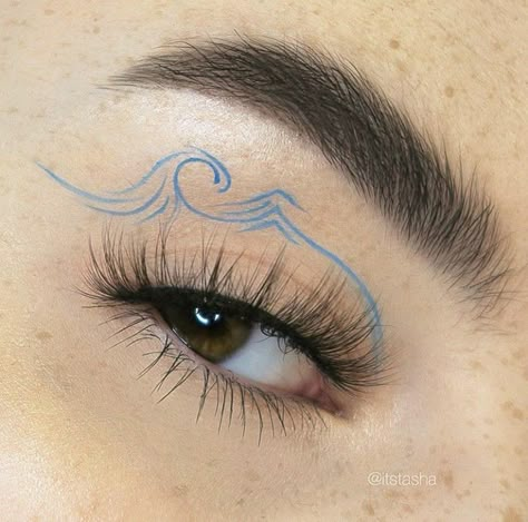 Wave Eye Makeup, Jellyfish Eye Makeup, Water Eyeliner Looks, Ocean Eye Makeup, Ocean Eyeliner, Eye Makeup Art Aesthetic, Wave Eyeliner, Wave Makeup, Creative Eyeliner