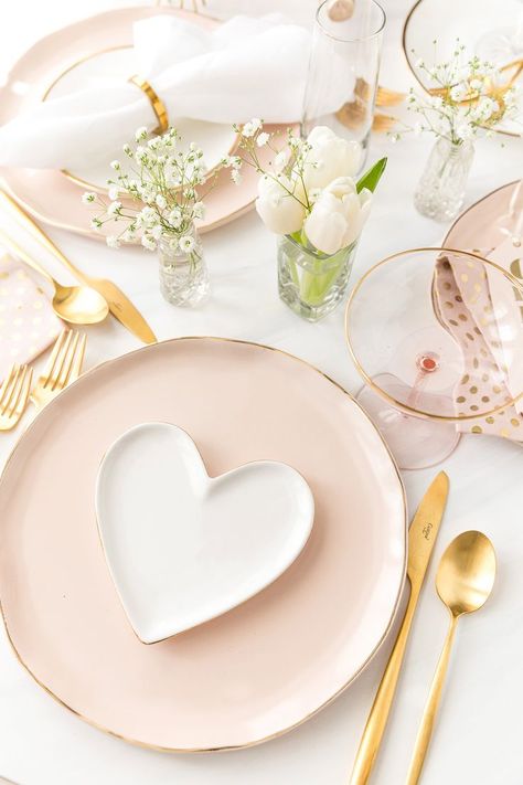 Blush pink and gold Valentine's Day Tablescape Valentines Day Tablescapes, Valentines Gift Guide, Smart Tiles, Hari Valentine, Elegant Table Settings, Valentines Day Party, Valentines Day Decorations, Dining Table Decor, Dream Decor